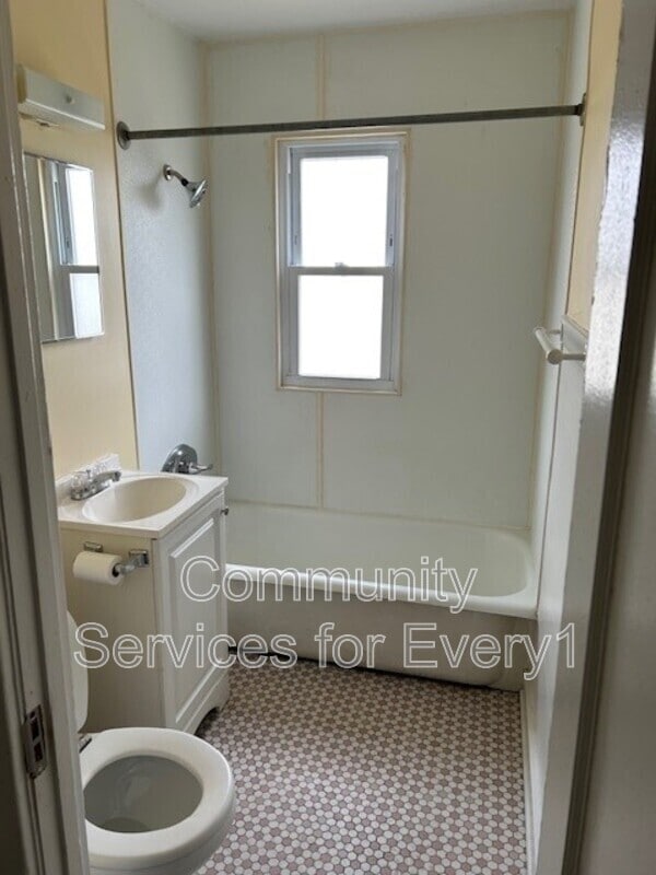 Building Photo - 247 Roesch Ave