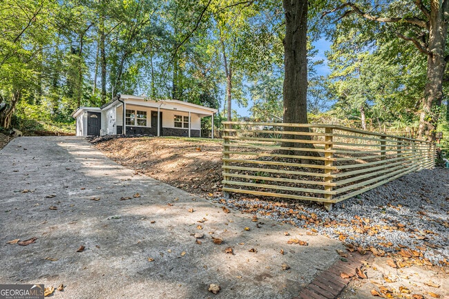 Building Photo - 846 Mell Ct S E