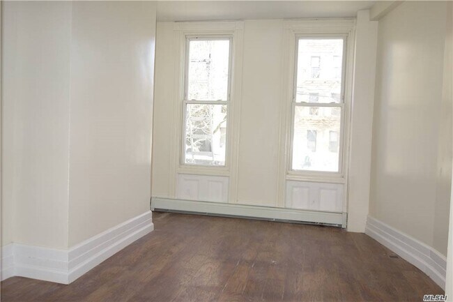 Foto del edificio - 86-10-86102 102nd St