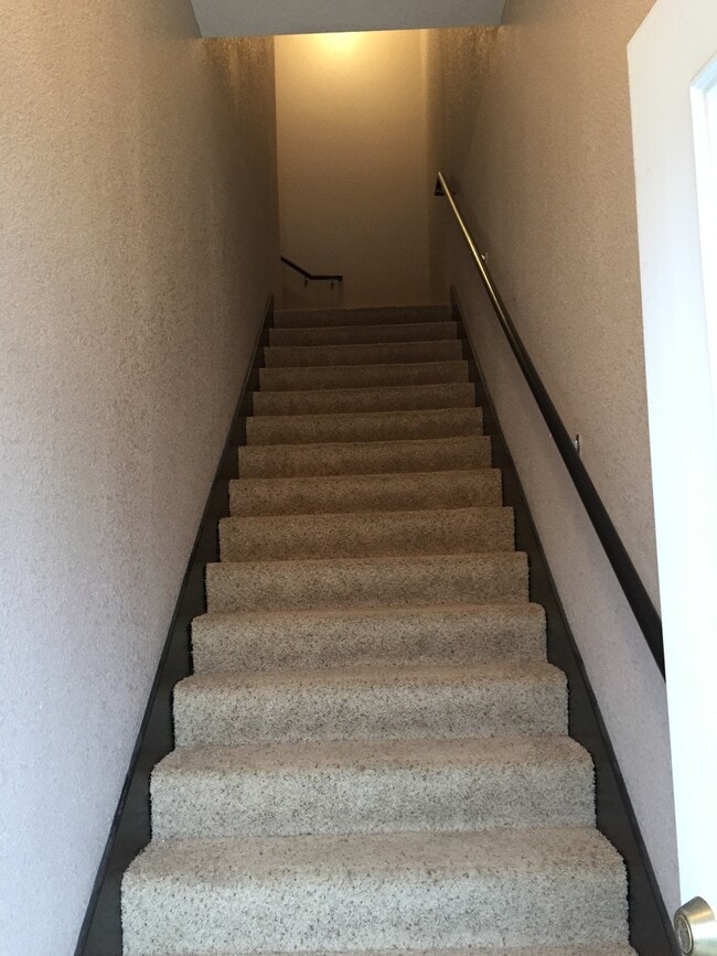 Building Photo - Large two bedroom apartment about a block away from Washburn University