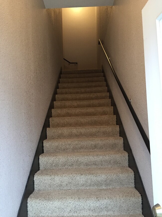 Foto del edificio - Large two bedroom apartment about a block away from Washburn University