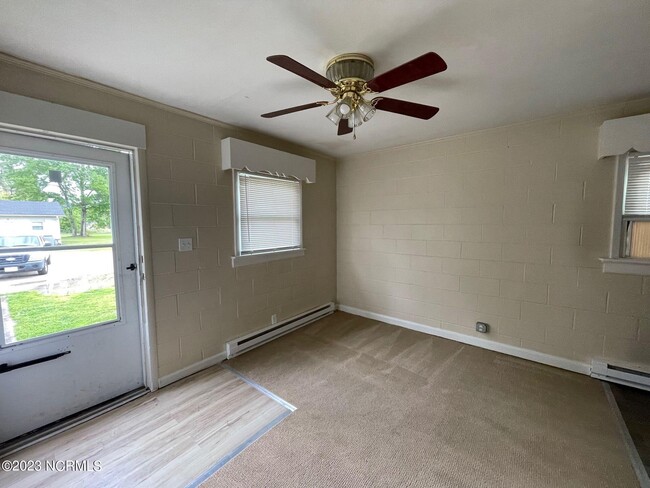 Building Photo - 165 Lakewood Dr