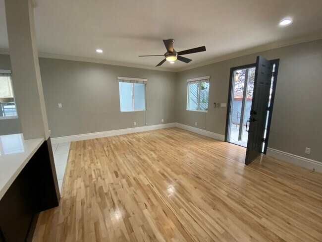 Foto del edificio - AC! In Unit Washer & Dryer! Reserved Onsite Parking! Downstairs Home!