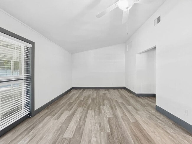 Foto del edificio - Spacious 1BR Duplex Near Beaches – Private Yard + Amenities! 1bed|1bath