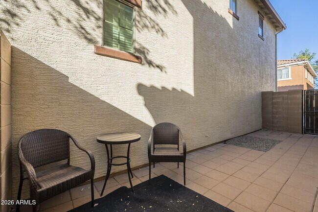 Foto del edificio - 451 S Hawes Rd