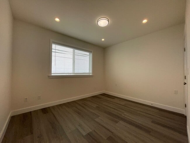 Building Photo - 94 Clearview Dr