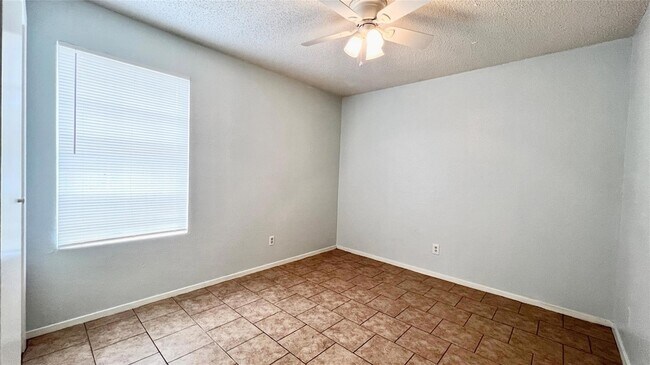 Foto del edificio - 8811 Pineridge Dr