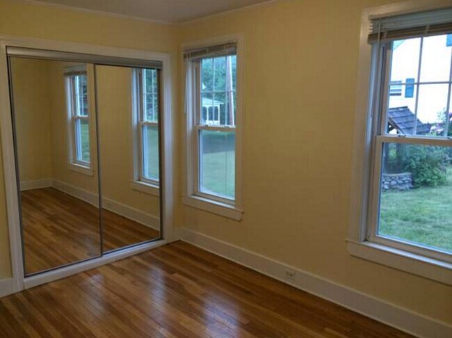 Bright and sunny bedroom with 2 closets - 265 Common St