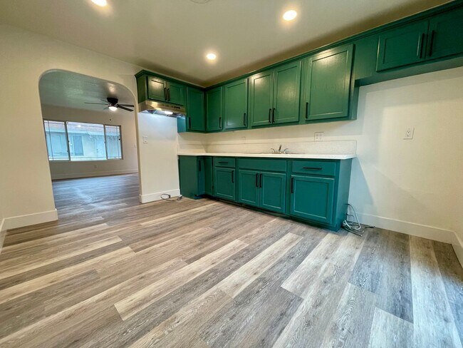 Building Photo - Riverside