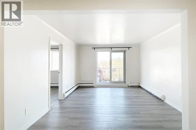 Building Photo - 2136 Wyandotte St W