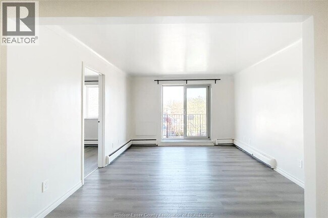 Photo du bâtiment - 2136 Wyandotte St W