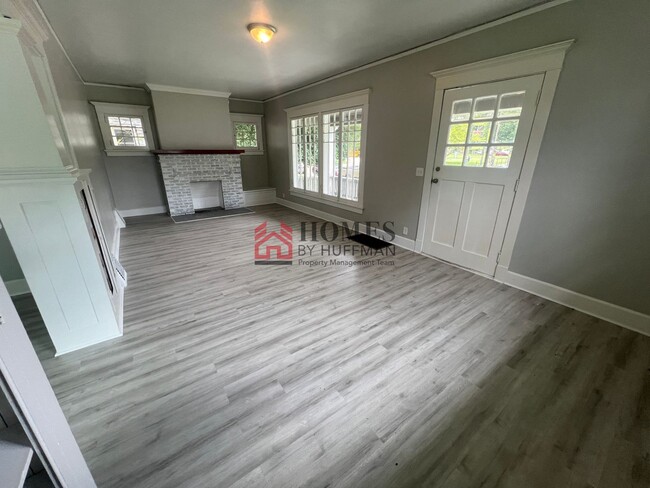 Building Photo - Three Bedroom House | Two Bathrooms