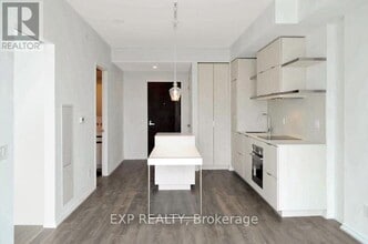 Building Photo - 197 Yonge St