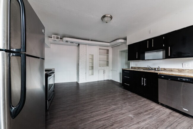 Building Photo - AVAILABLE AUGUST - Spacious 4 Bedroom Home...