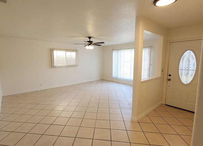 Building Photo - Your Perfect Ventura Retreat 4 bedroom 2 f...