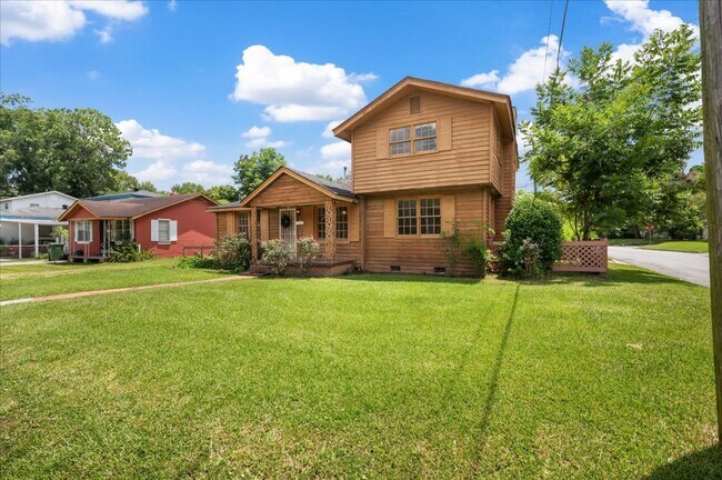 Building Photo - Spacious 3-Bedroom, 2-Bathroom Home at Car...