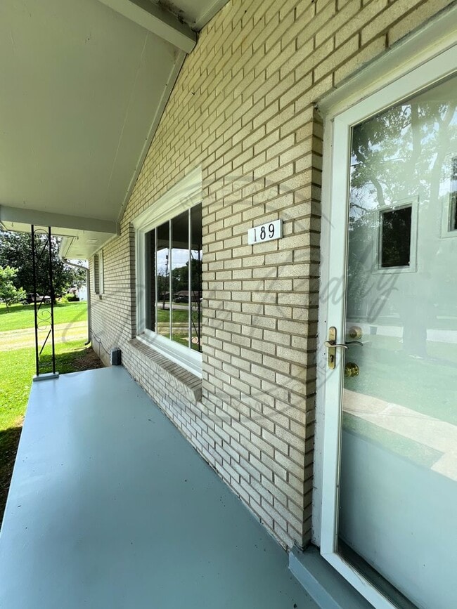 Building Photo - All Brick, 3 Bedroom Ranch in Hendersonvil...