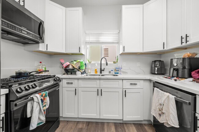 Foto del edificio - Spacious turfed yard!