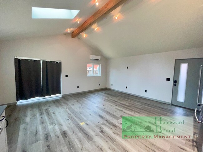 Building Photo - Private Set-back exceptional BRAND NEW ADU...