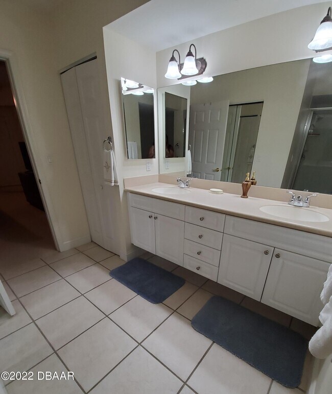 Foto del edificio - 4670 Links Village Dr