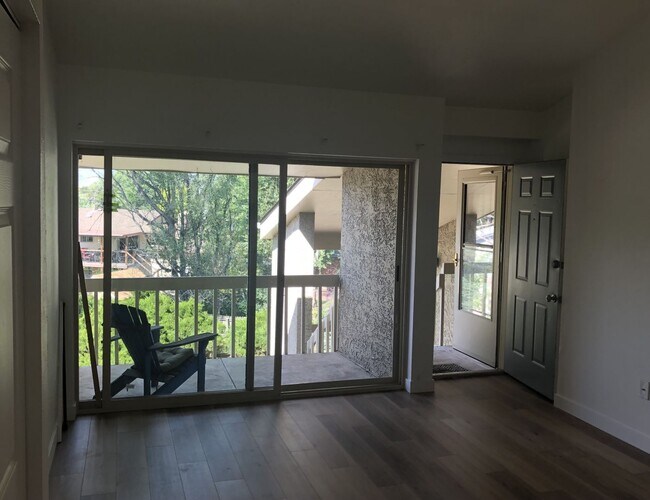 Building Photo - Fully Remodeled 2 Bed 2 Bath Top Floor Con...
