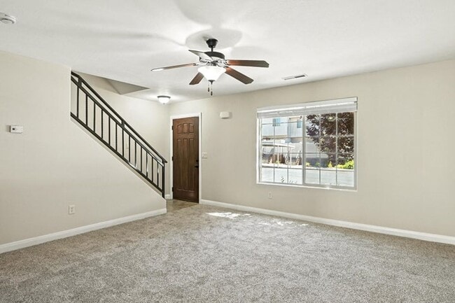 Foto del edificio - 3 bedroom- 2.5 bath Townhouse