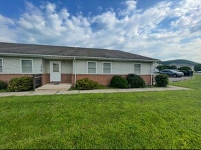 Building Photo - 1530 Briar Manor