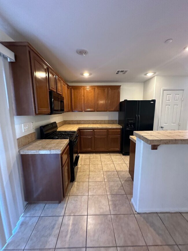 Building Photo - Henderson 3 bedroom 2.5 bath home