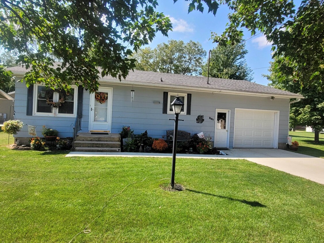 Primary Photo - 301 Oak St