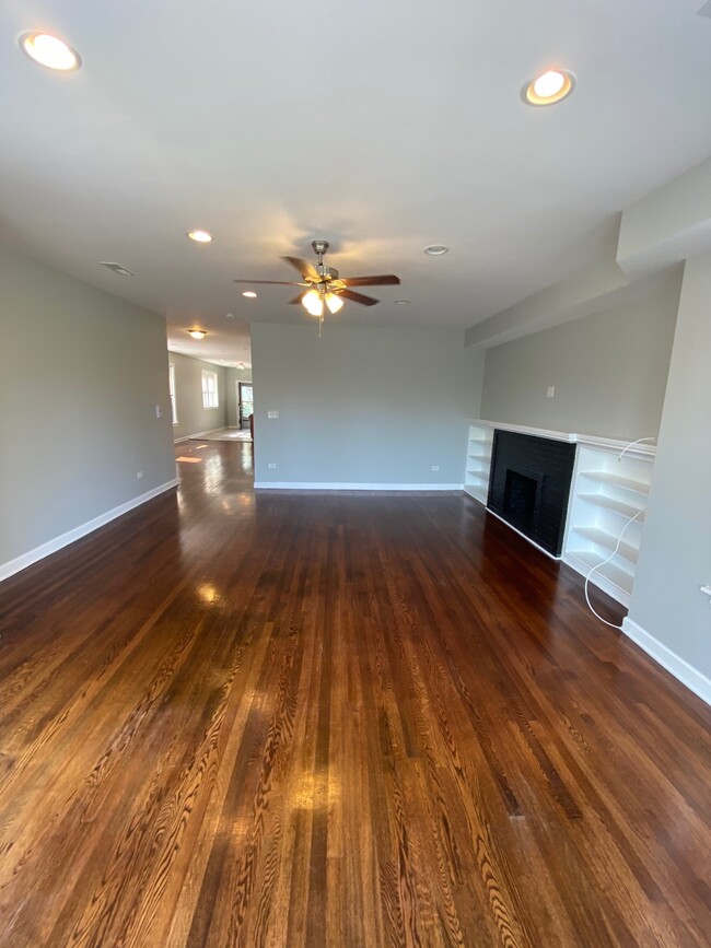 Building Photo - 5114 N Kimball Ave