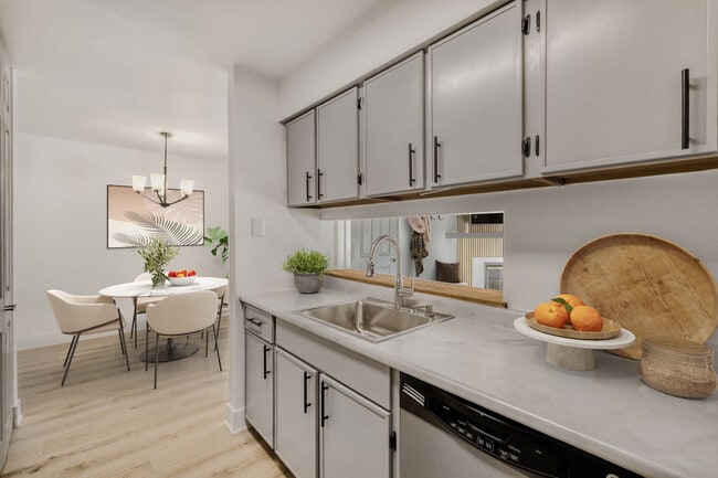 Building Photo - 42 N Park Ave