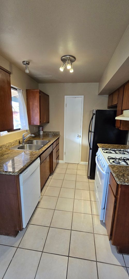 Building Photo - 2-bedroom 1 bath condo