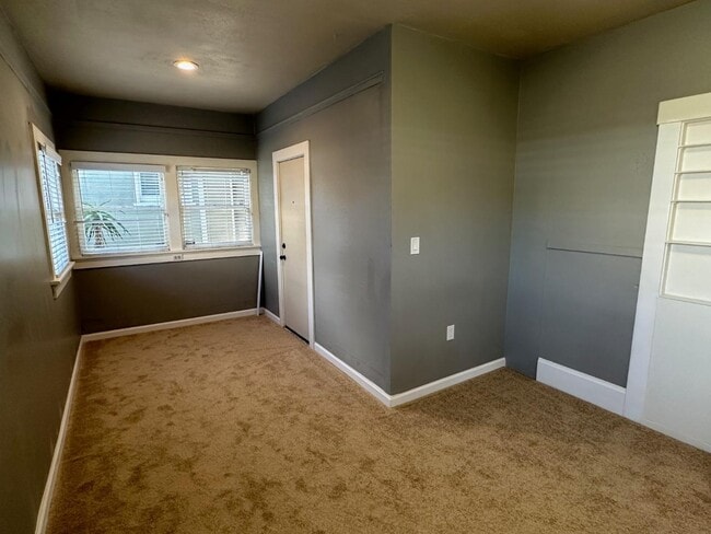 Building Photo - 5480 Vicente Way
