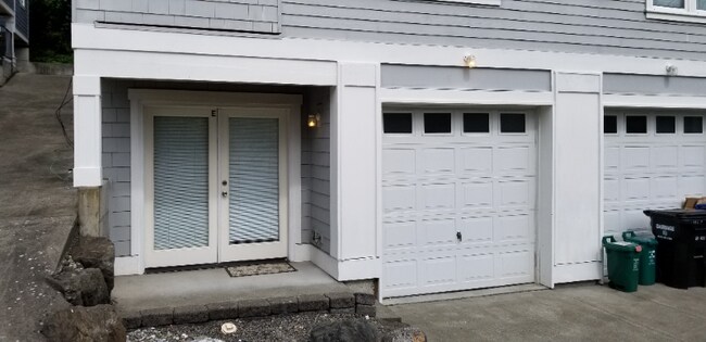 Building Photo - 1813 S Bush Pl