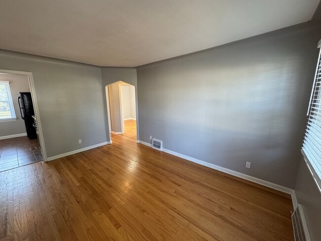 Building Photo - 3 bed 2 bath Berkley bungalow with garage ...