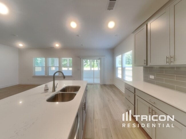 Building Photo - 84 Mayhaw Pt
