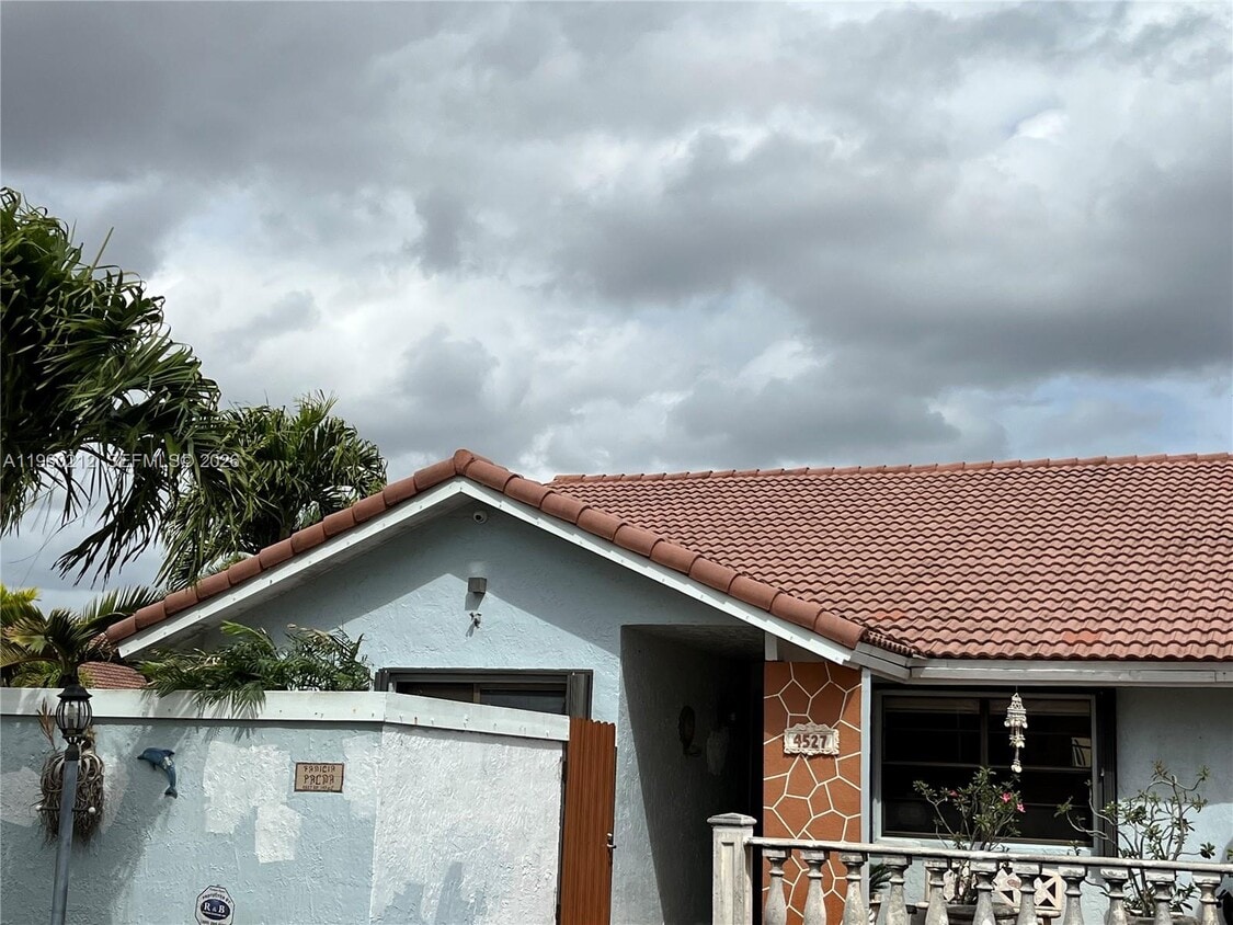 Building Photo - 4527 SW 143rd Pl