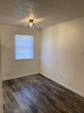 Building Photo - 1321 W Swan St