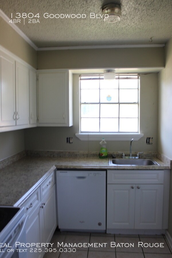 Building Photo - Great Duplex on Goodwood!