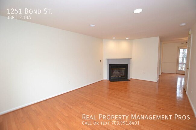 Building Photo - Well Maintained 3 Bedroom 2.55 Bath Townho...