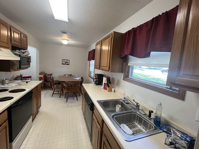 Building Photo - 1407 Roberta Dr