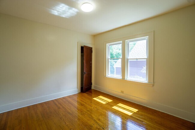 Building Photo - Bright 4 Bedroom Flat With Off Street Park...