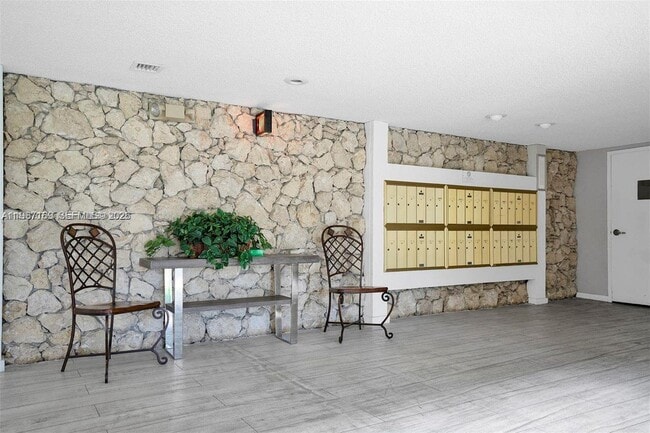 Building Photo - 230 Lakeview Dr