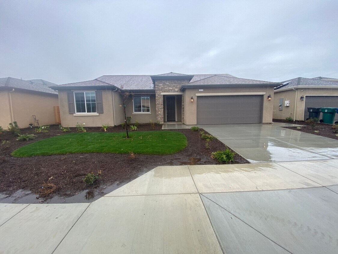 Primary Photo - Newer 3 Bedroom 2 Bathroom Home in Tulare!