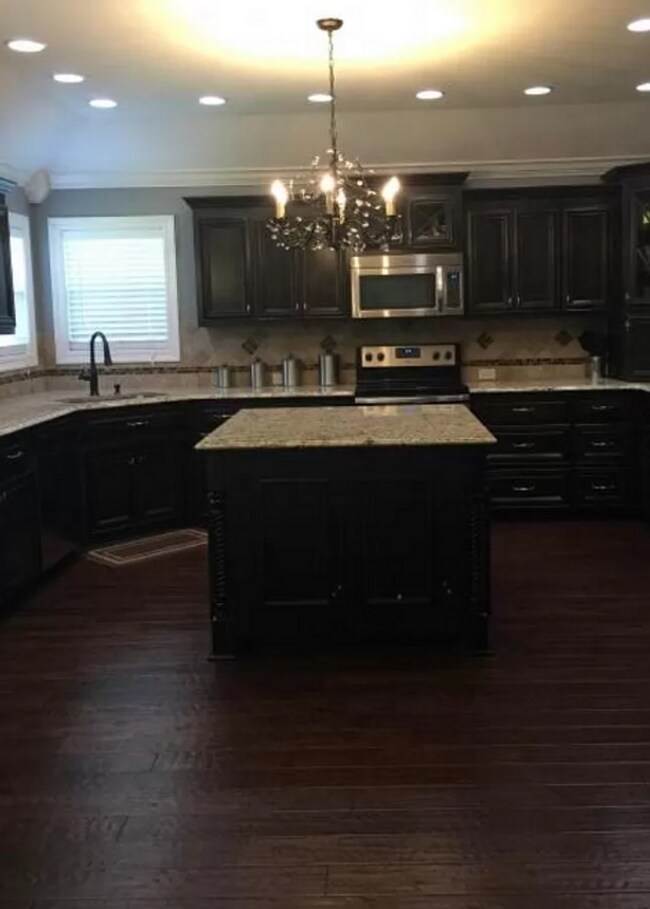 Foto del edificio - Charming 4-Bedroom Home Near Moody AFB with Hardwood Floors, Spacious Kitchen, and Fenced Backyard!