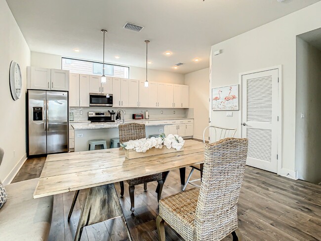 Foto del edificio - Stylish Townhome In The West Shore Marina ...