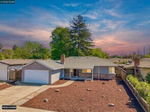 Building Photo - 1930 Sunshine Dr