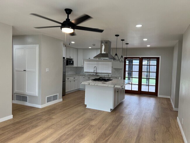 Building Photo - Remodeled 3 Bedroom 2 Bath 2 Story Home