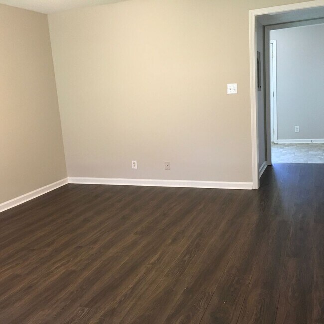 Building Photo - 450 Martha Ln