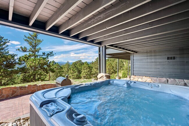 Foto del edificio - Modern Mountain Retreat w/ Unrivaled Views